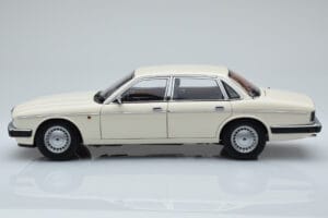 Jaguar XJ6 XJ40 Glacier Weiss Almost Real 1:18 810542 Metall – Bild 4 von 11