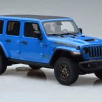 Jeep Wrangler Rubicon 392 Blau GT Spirit 1:18 - image 4 of 6