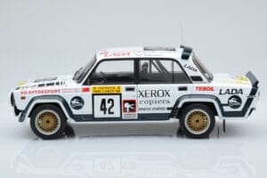 Lada 2105 VFTS #42 S. Brundza Rally 1000 Lakes 1984 IXO 1:18 18RMC146 Metall – Bild 3 von 6