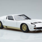 Lamborghini Miura SV Weiss AUTOart 1:18 - image 6 of 8