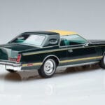 Lincoln Continental Mark V Dunkelgrün MCG 1:18 MCG18404 Metall - image 2 of 6