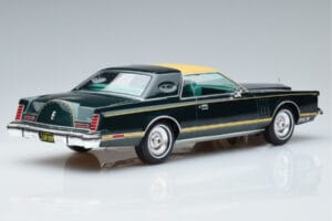 Lincoln Continental Mark V Dunkelgrün MCG 1:18 MCG18404 Metall – Bild 2 von 6