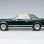Lincoln Continental Mark V Dunkelgrün MCG 1:18 MCG18404 Metall - image 3 of 6