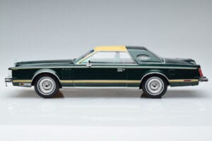 Lincoln Continental Mark V Dunkelgrün MCG 1:18 MCG18404 Metall – Bild 3 von 6