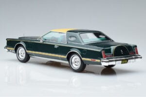 Lincoln Continental Mark V Dunkelgrün MCG 1:18 MCG18404 Metall – Bild 5 von 6