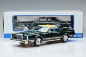 Lincoln Continental Mark V Dunkelgrün MCG 1:18 MCG18404 Metall – Bild 6 von 6