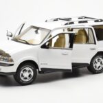 Lincoln Navigator Weiss AUTOart 1:18 - image 2 of 8