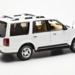 Lincoln Navigator Weiss AUTOart 1:18 - image 3 of 8