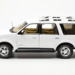 Lincoln Navigator Weiss AUTOart 1:18 - image 4 of 8