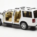 Lincoln Navigator Weiss AUTOart 1:18 - image 5 of 8