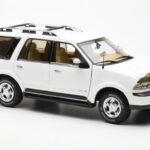 Lincoln Navigator Weiss AUTOart 1:18 - image 6 of 8