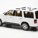 Lincoln Navigator Weiss AUTOart 1:18 - image 7 of 8