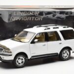 Lincoln Navigator Weiss AUTOart 1:18 - image 8 of 8