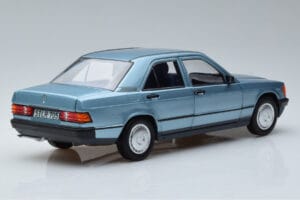 Mercedes 190E W201 Hellblau Norev 1:18 183828 Metall – Bild 3 von 7