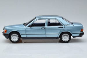 Mercedes 190E W201 Hellblau Norev 1:18 183828 Metall – Bild 4 von 7