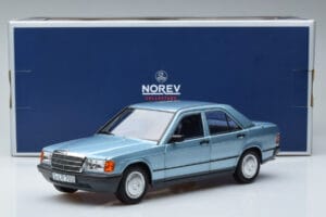 Mercedes 190E W201 Hellblau Norev 1:18 183828 Metall – Bild 7 von 7