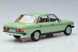 Mercedes 200 W123 Grün Norev 1:18 183796 Metall – Bild 3 von 7