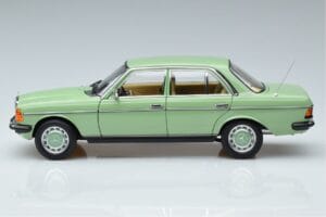 Mercedes 200 W123 Grün Norev 1:18 183796 Metall – Bild 4 von 7