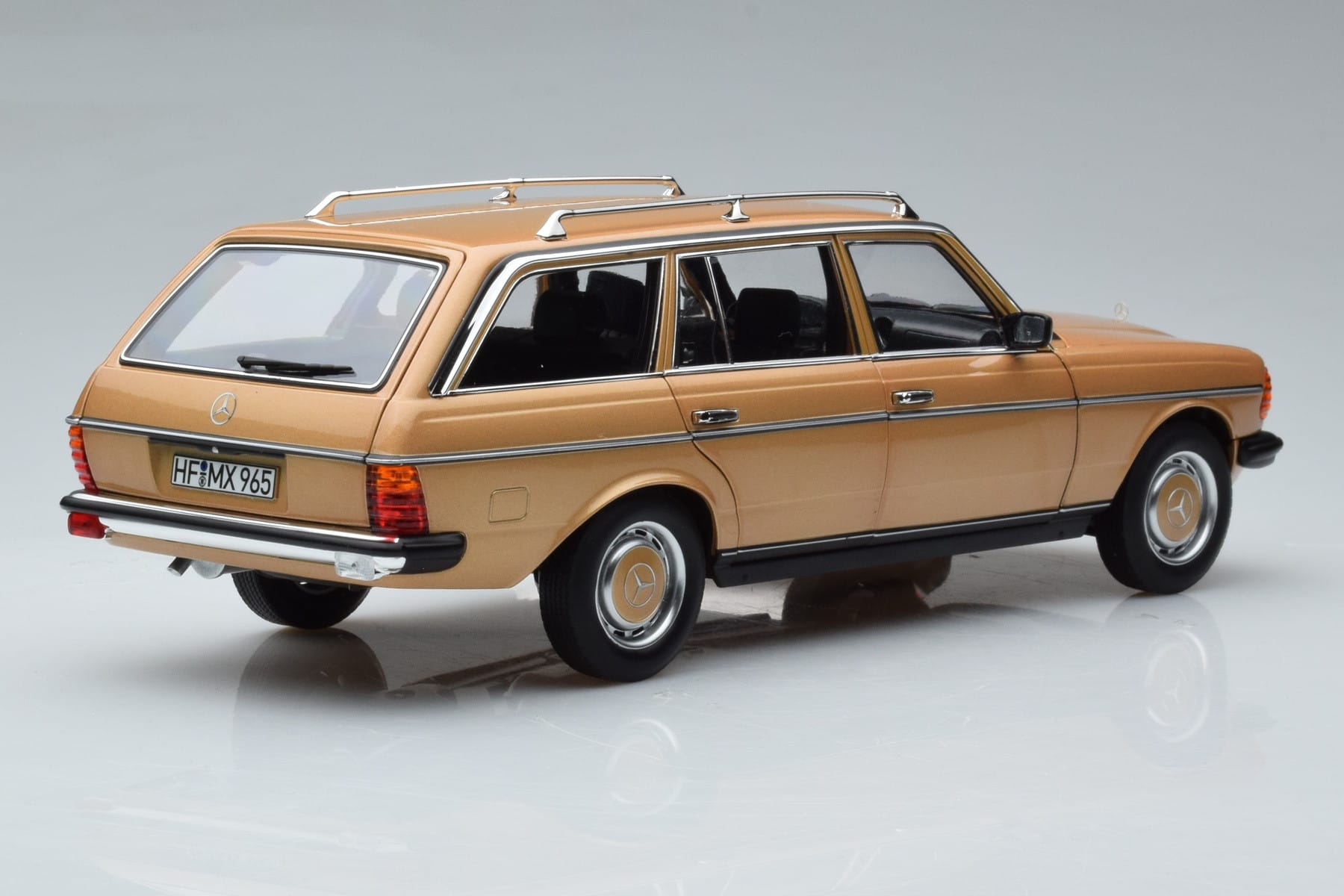 Mercedes 200T S123 Beige Norev 1:18 183738 Metall – Bild 3 von 9