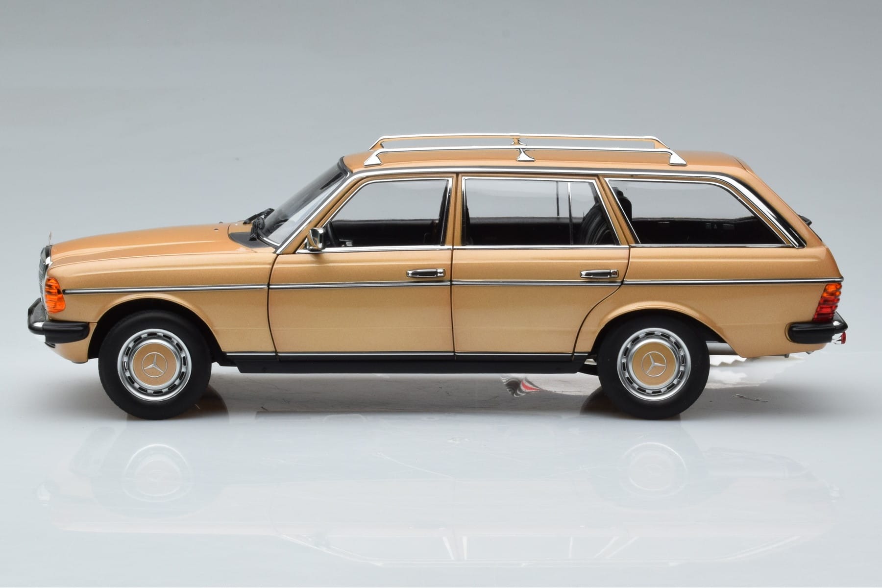 Mercedes 200T S123 Beige Norev 1:18 183738 Metall – Bild 5 von 9