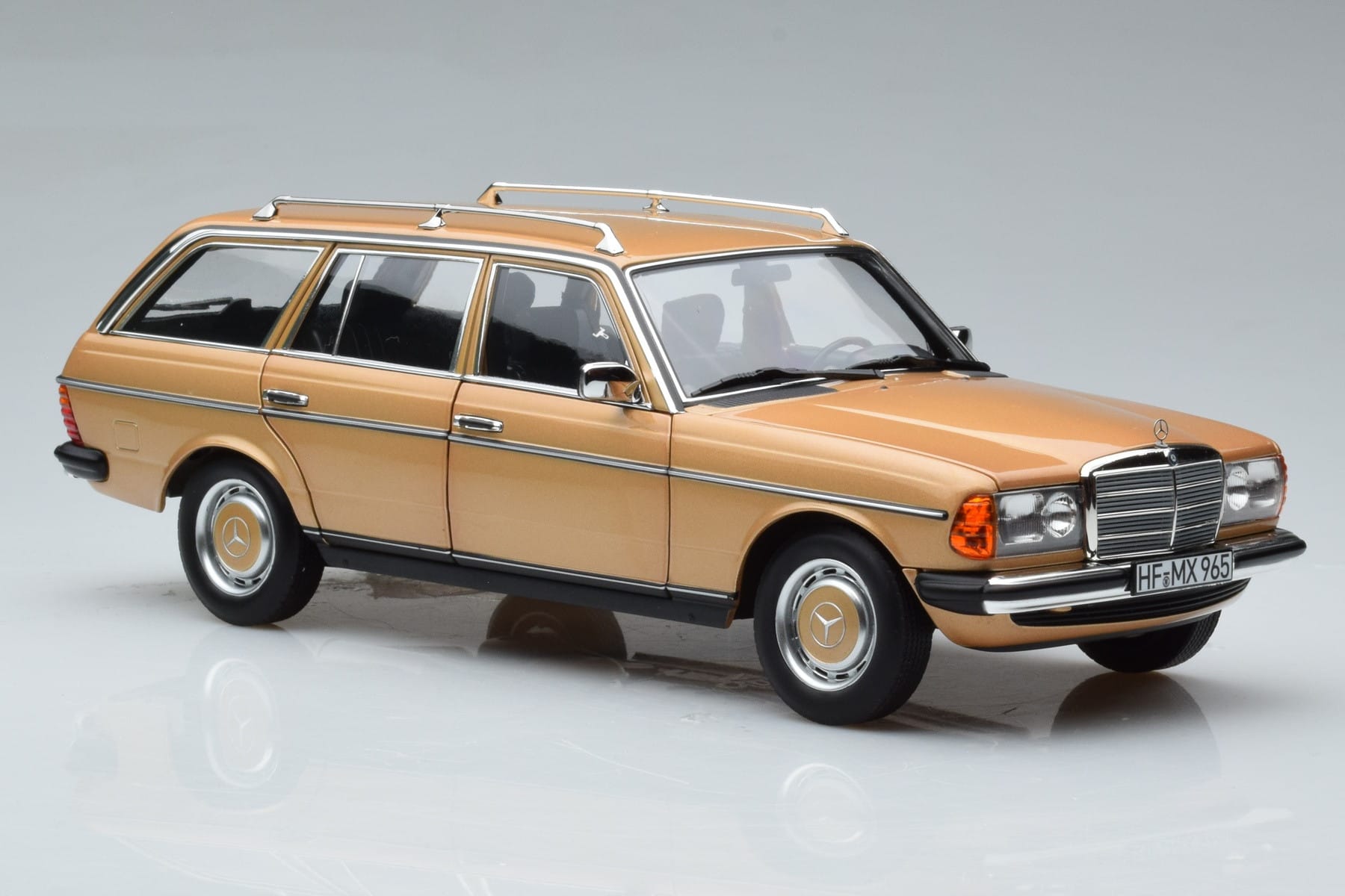 Mercedes 200T S123 Beige Norev 1:18 183738 Metall – Bild 6 von 9