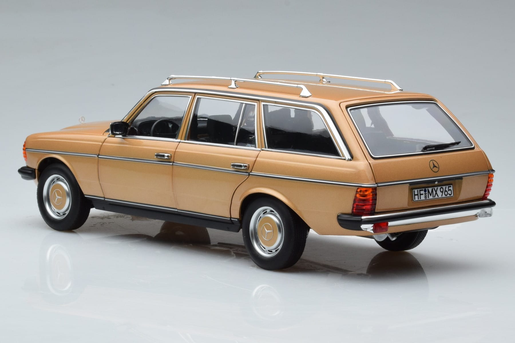 Mercedes 200T S123 Beige Norev 1:18 183738 Metall – Bild 7 von 9