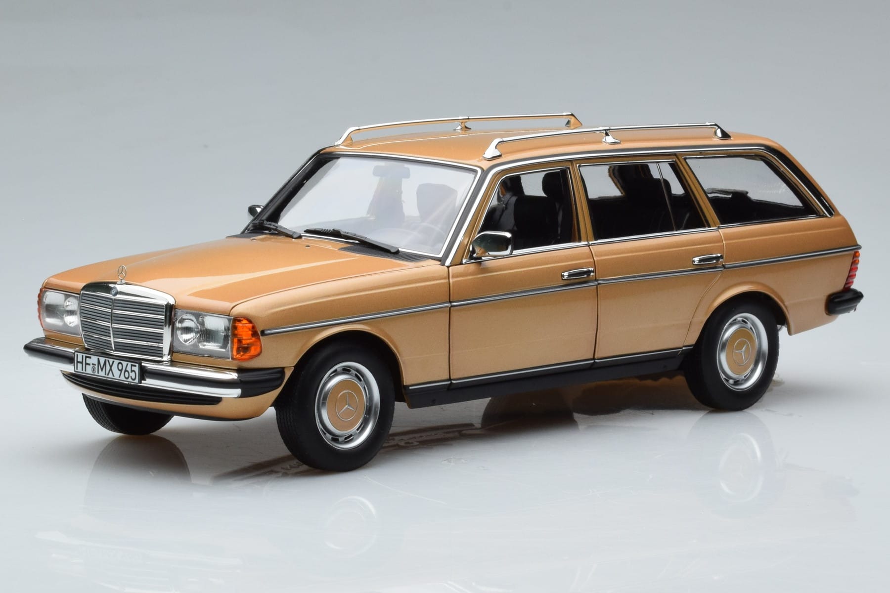 Mercedes 200T S123 Beige Norev 1:18 183738 Metall