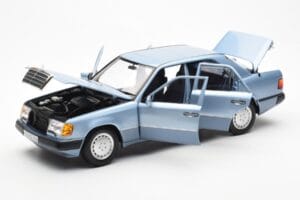Mercedes 230E W124 Hellblau Metallic Norev 1:18 183945 Metall – Bild 2 von 8