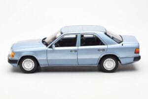 Mercedes 230E W124 Hellblau Metallic Norev 1:18 183945 Metall – Bild 4 von 8