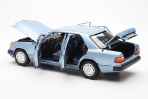 Mercedes 230E W124 Hellblau Metallic Norev 1:18 183945 Metall – Bild 5 von 8