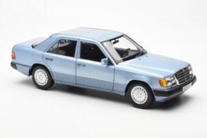 Mercedes 230E W124 Hellblau Metallic Norev 1:18 183945 Metall – Bild 6 von 8