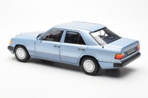 Mercedes 230E W124 Hellblau Metallic Norev 1:18 183945 Metall – Bild 7 von 8