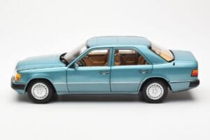 Mercedes 230E W124 Beryl Metallic Händler Edition Norev 1:18 B66040698 Metall – Bild 4 von 8