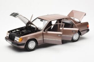Mercedes 230E W124 Rosewood Metallic Händler Edition Norev 1:18 B66040697 Metall – Bild 2 von 8