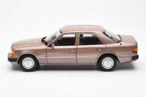 Mercedes 230E W124 Rosewood Metallic Händler Edition Norev 1:18 B66040697 Metall – Bild 4 von 8