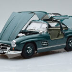 Mercedes 300 SL W198 Gullwing Grün Norev 1:18 - image 2 of 7