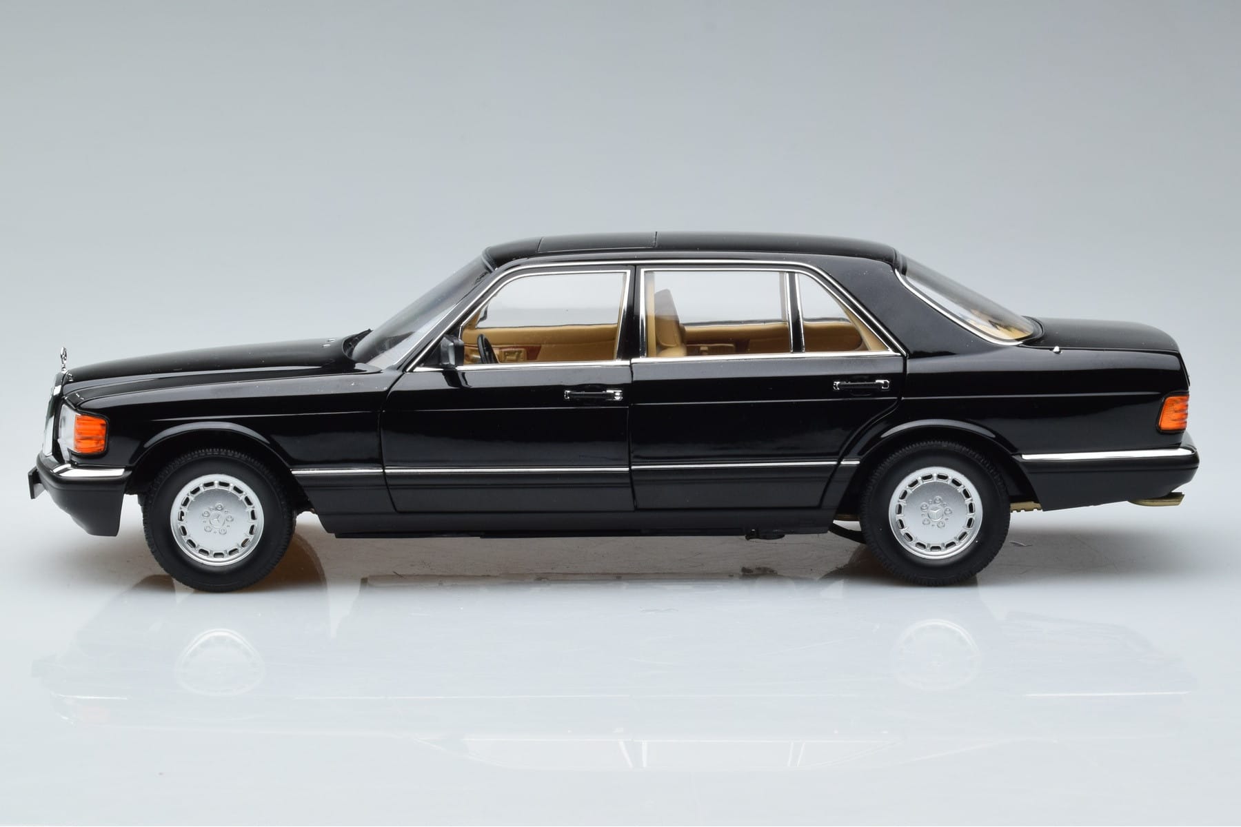 Mercedes 560 SEL W126 Schwarz Norev 1:18 183793 Metall – Bild 4 von 7
