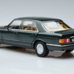 Mercedes 560 SEL W126 Dunkelgrün Metallic Norev 1:18 - image 6 of 7