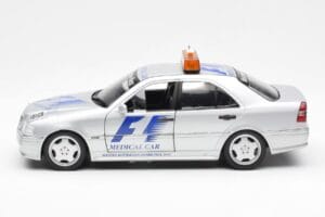 Mercedes C-Class W202 AMG Medical Car F1 1997 UT Models 1:18 26106 Metall – Bild 3 von 6