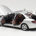 Mercedes C-Class W204 Avantgarde Silber AUTOart 1:18 - image 5 of 8