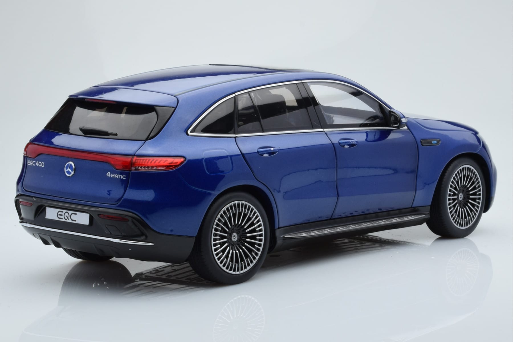 Mercedes EQC 400 Brilliant Blau NZG 1:18 B66963757 Metall – Bild 3 von 8
