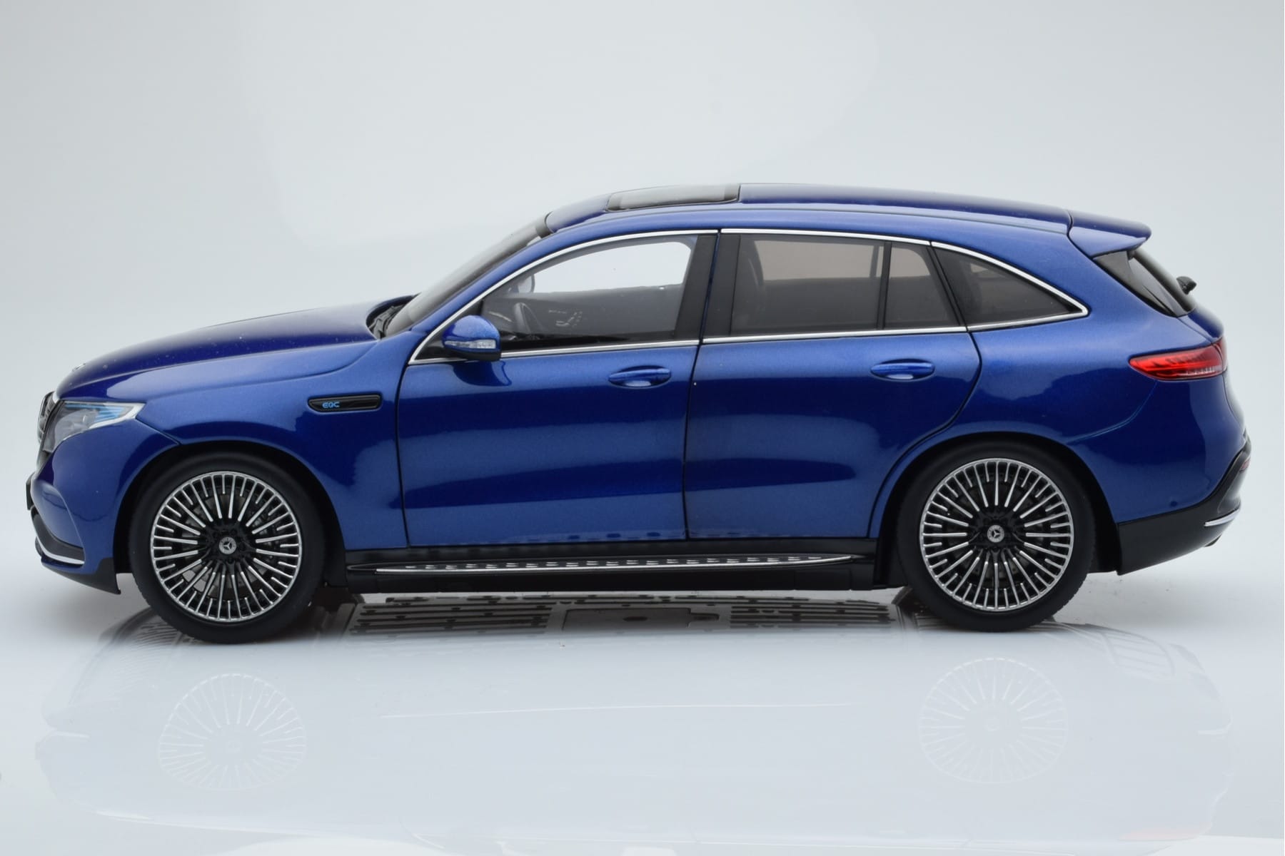 Mercedes EQC 400 Brilliant Blau NZG 1:18 B66963757 Metall – Bild 4 von 8