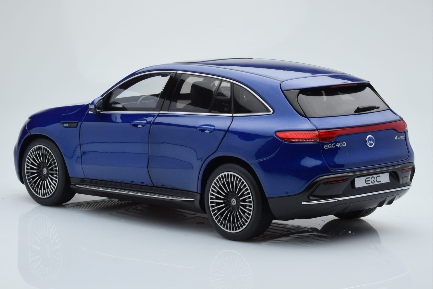Mercedes EQC 400 Brilliant Blau NZG 1:18 B66963757 Metall – Bild 5 von 8