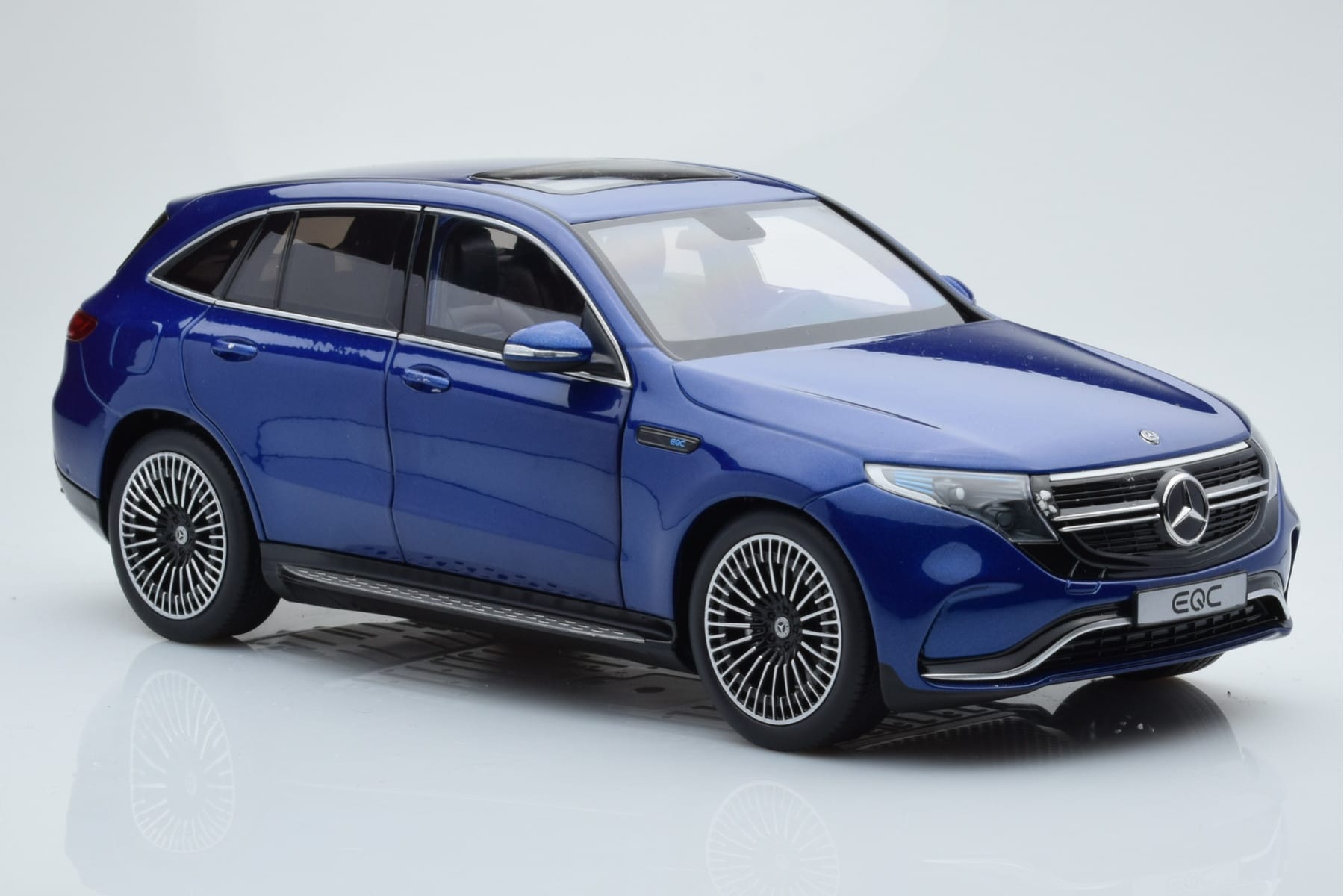 Mercedes EQC 400 Brilliant Blau NZG 1:18 B66963757 Metall – Bild 6 von 8