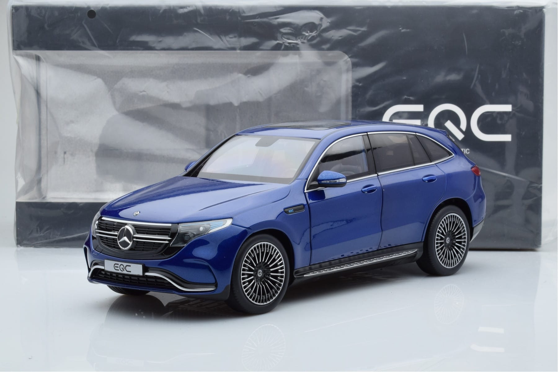 Mercedes EQC 400 Brilliant Blau NZG 1:18 B66963757 Metall – Bild 8 von 8