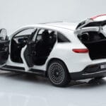 Mercedes EQC 400 Diamond Weiss NZG 1:18 - image 5 of 8