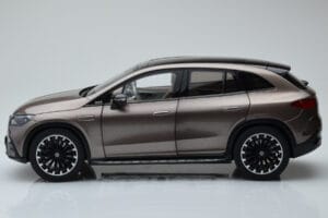 Mercedes EQE SUV X294 AMG Line Velvet Braun NZG 1:18 B66960836 Metall – Bild 4 von 8