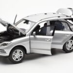 Mercedes M-Class W166 Iridium Silber Metallic Minichamps 1:18 - image 2 of 8