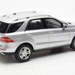 Mercedes M-Class W166 Iridium Silber Metallic Minichamps 1:18 - image 3 of 8