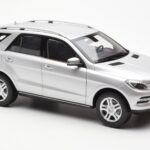 Mercedes M-Class W166 Iridium Silber Metallic Minichamps 1:18 - image 6 of 8